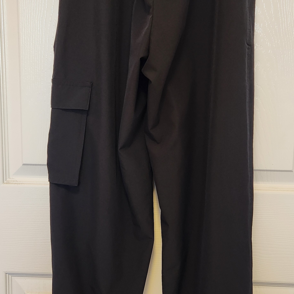 Old Navy Women's Black Stretchtech Quick Dry Cargo Pants with Drawstring - Picture 6 of 7